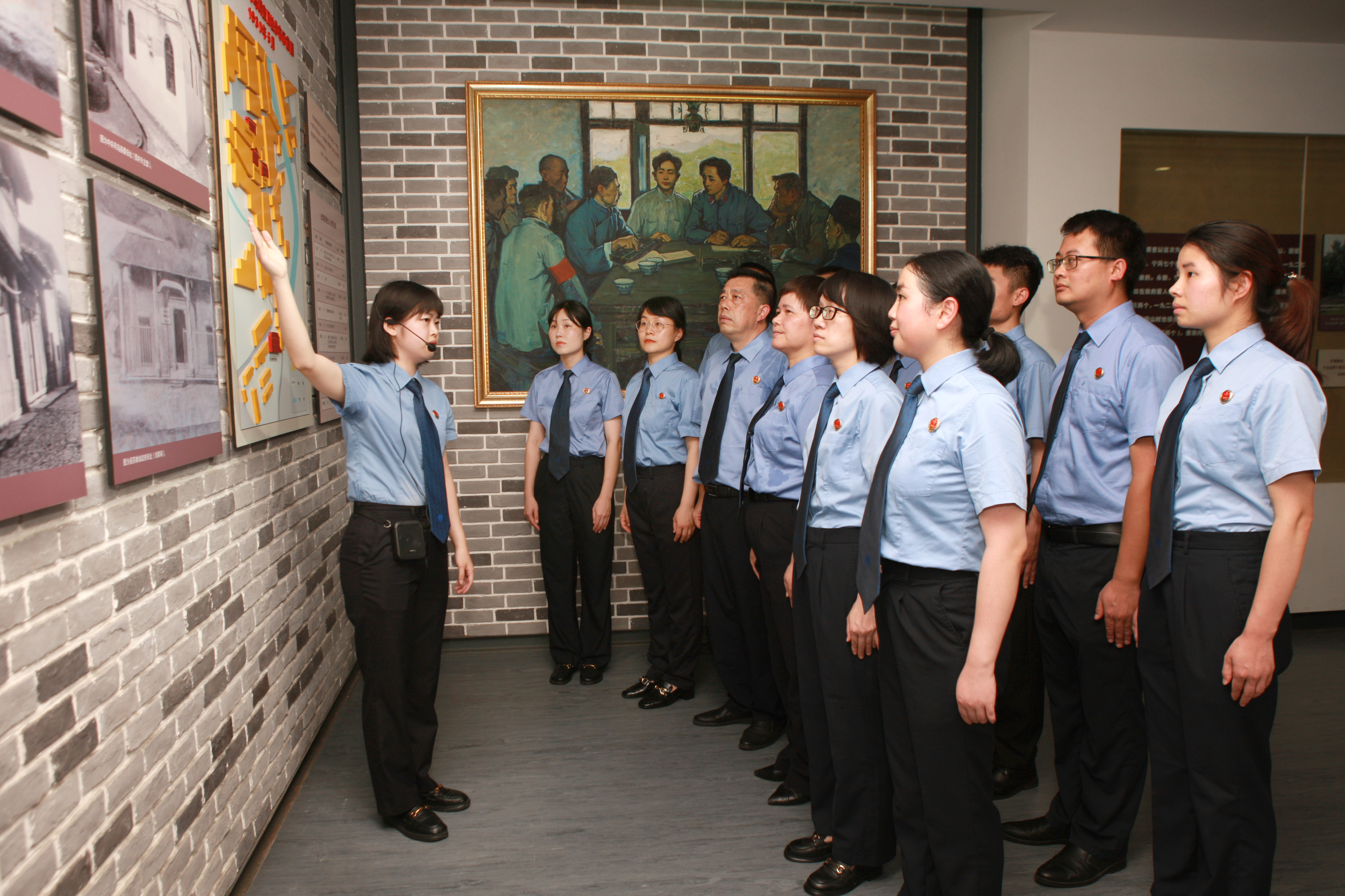 2、参观革命文物展.jpg